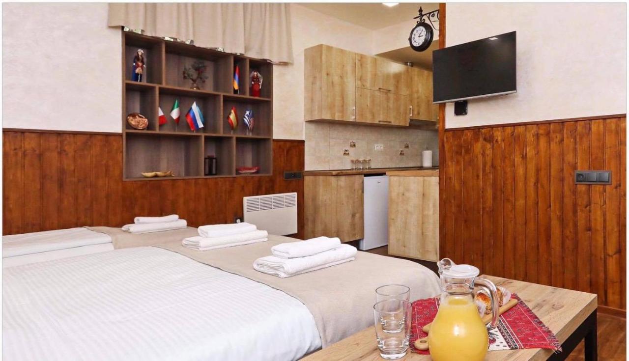 Family Mini-Hotel Martirosyan'S And Tours Γιερεβάν Εξωτερικό φωτογραφία