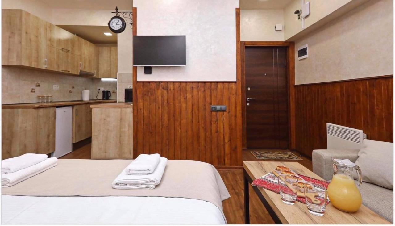 Family Mini-Hotel Martirosyan'S And Tours Γιερεβάν Εξωτερικό φωτογραφία