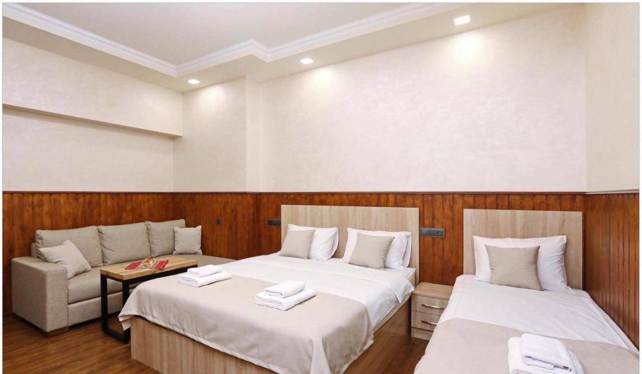 Family Mini-Hotel Martirosyan'S And Tours Γιερεβάν Εξωτερικό φωτογραφία