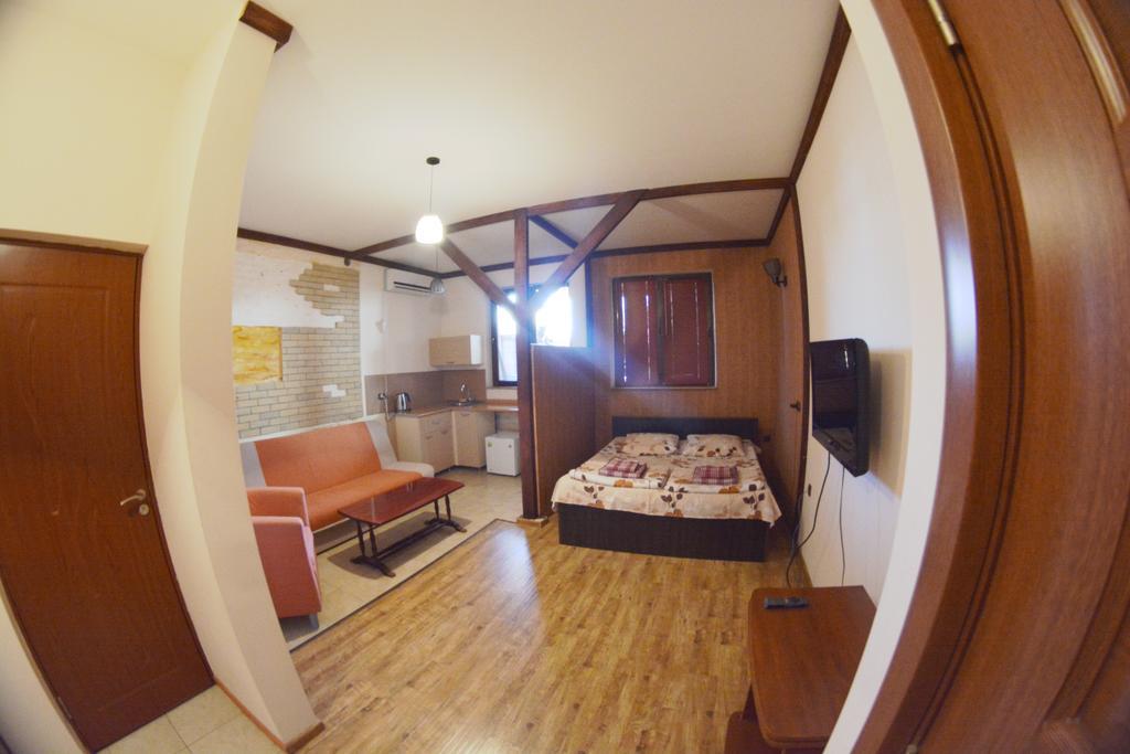 Family Mini-Hotel Martirosyan'S And Tours Γιερεβάν Δωμάτιο φωτογραφία