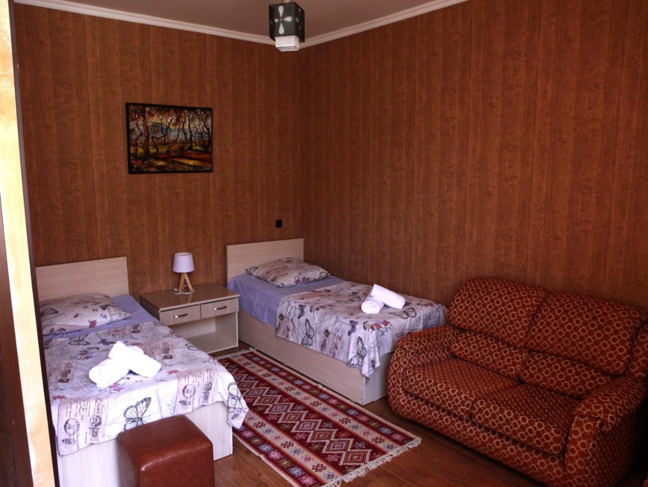 Family Mini-Hotel Martirosyan'S And Tours Γιερεβάν Εξωτερικό φωτογραφία