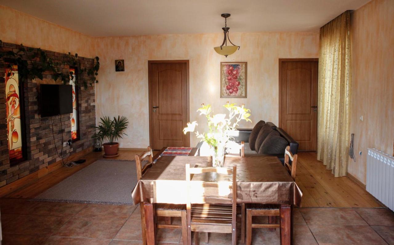 Family Mini-Hotel Martirosyan'S And Tours Γιερεβάν Εξωτερικό φωτογραφία