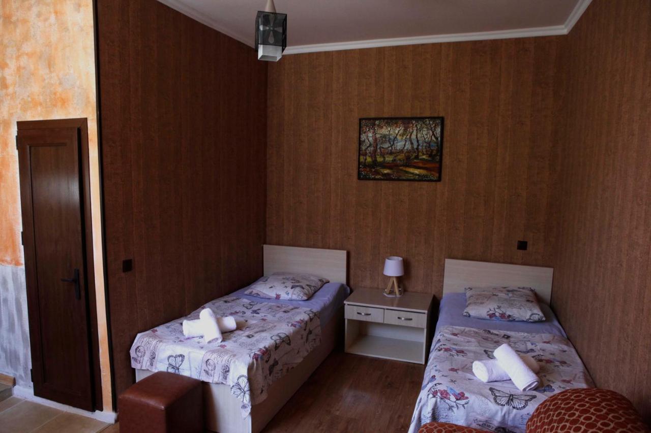 Family Mini-Hotel Martirosyan'S And Tours Γιερεβάν Εξωτερικό φωτογραφία