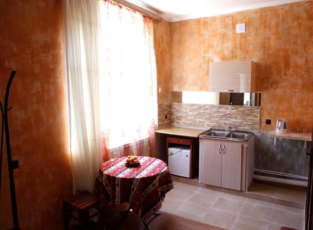 Family Mini-Hotel Martirosyan'S And Tours Γιερεβάν Εξωτερικό φωτογραφία