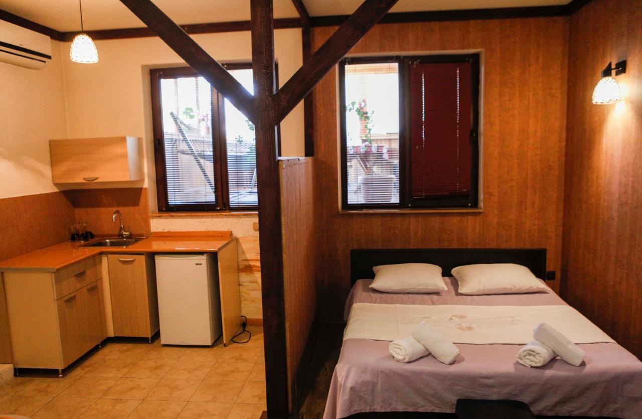 Family Mini-Hotel Martirosyan'S And Tours Γιερεβάν Εξωτερικό φωτογραφία
