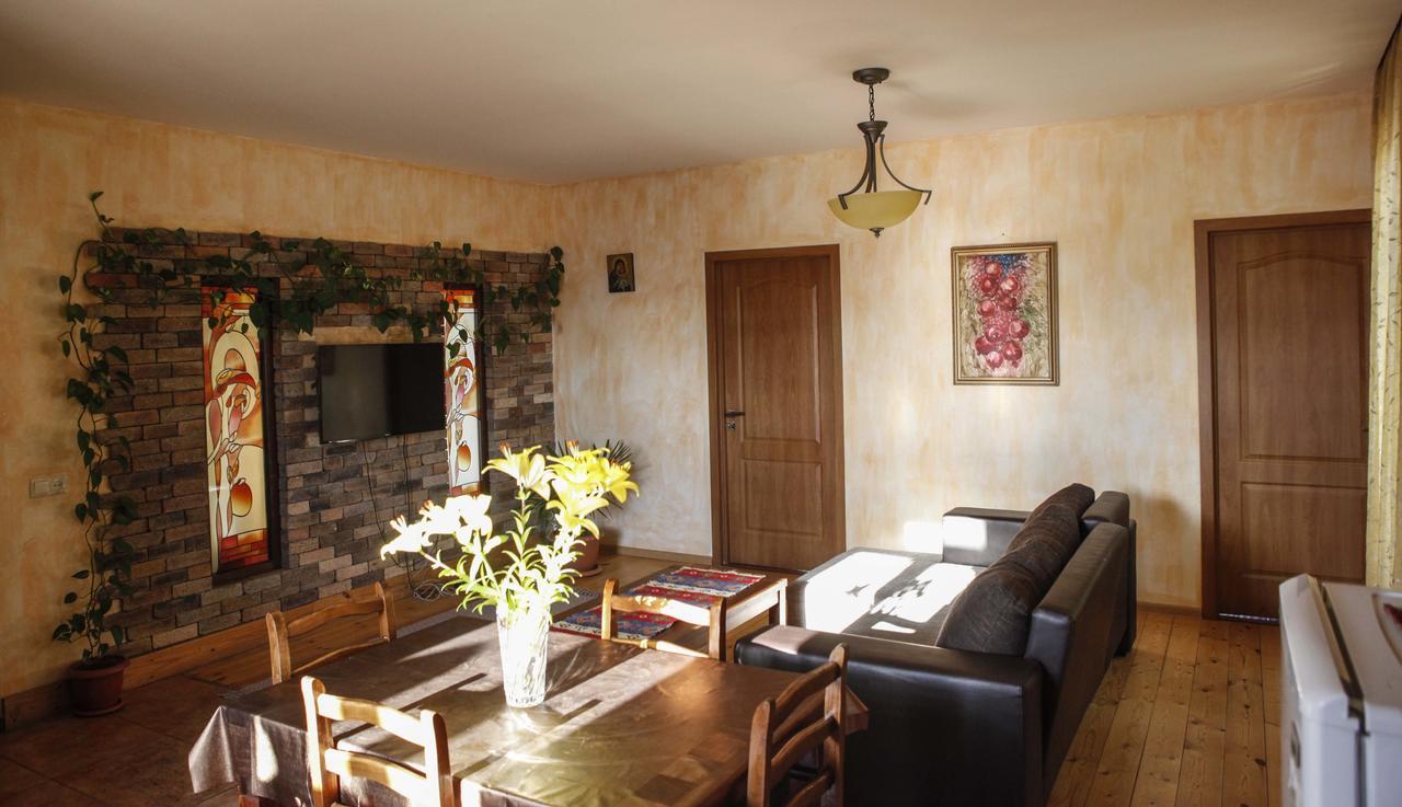 Family Mini-Hotel Martirosyan'S And Tours Γιερεβάν Εξωτερικό φωτογραφία