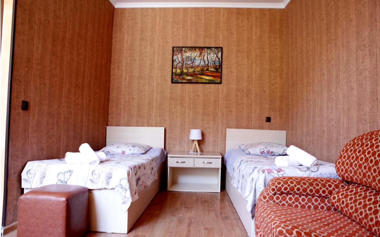 Family Mini-Hotel Martirosyan'S And Tours Γιερεβάν Εξωτερικό φωτογραφία