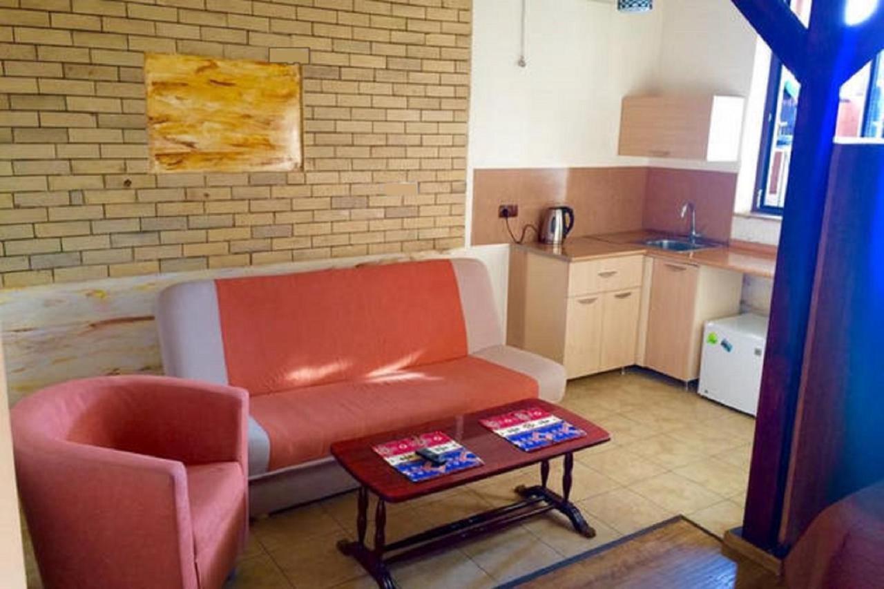 Family Mini-Hotel Martirosyan'S And Tours Γιερεβάν Δωμάτιο φωτογραφία